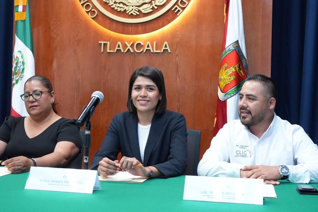 Firma convenio de colaboración Diana Torrejón con fundación United Across Borders Foundation y CLIC